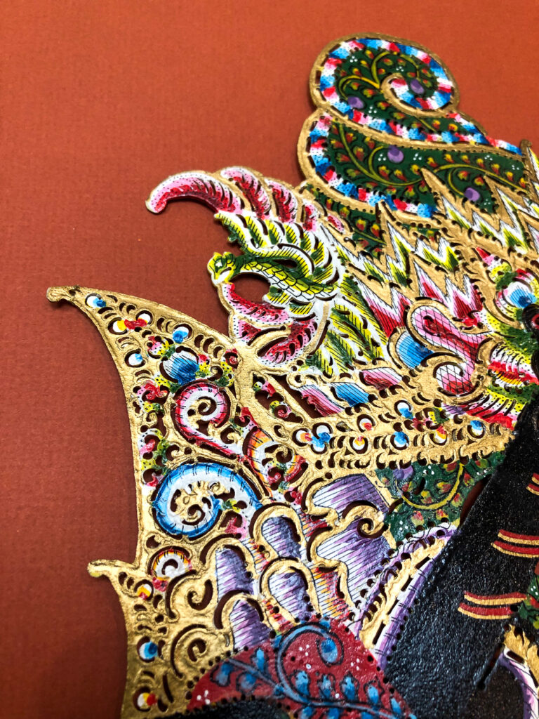 Wajangpop in een iets verdiepte lijst