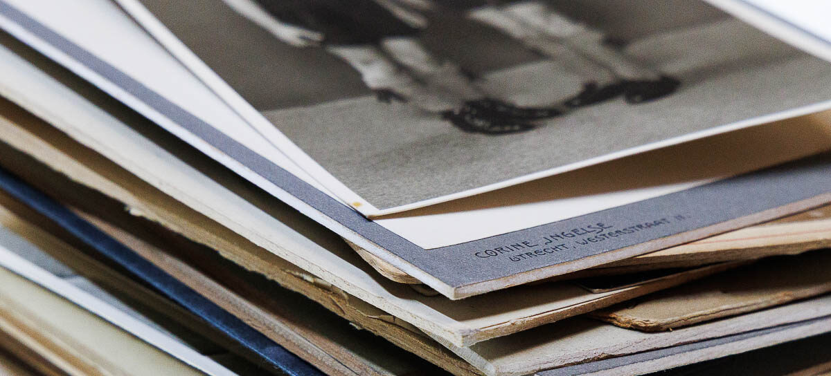 stapels oude foto’s digitaliseren