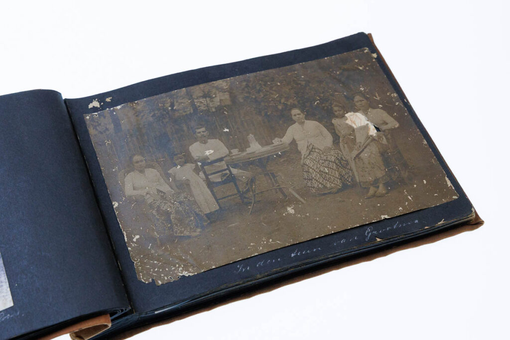 Detail van het album met oude fotoprint