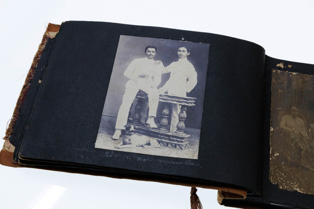 Binnenkant van het album met verouderde afdruk