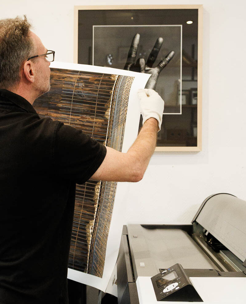 Fine art print wordt gecontroleerd in de studio van Geert van de Ven in Nijmegen, museumkwaliteit op Hahnemühle papier